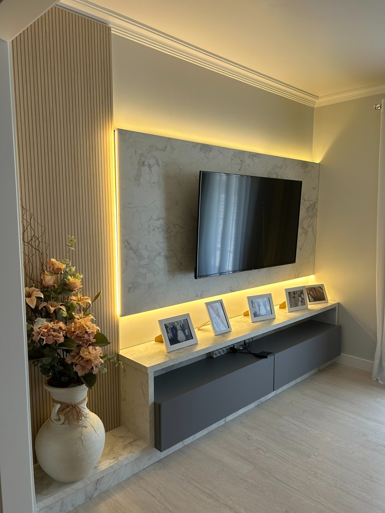 Painel da sala com TV — depoimento João e Ana